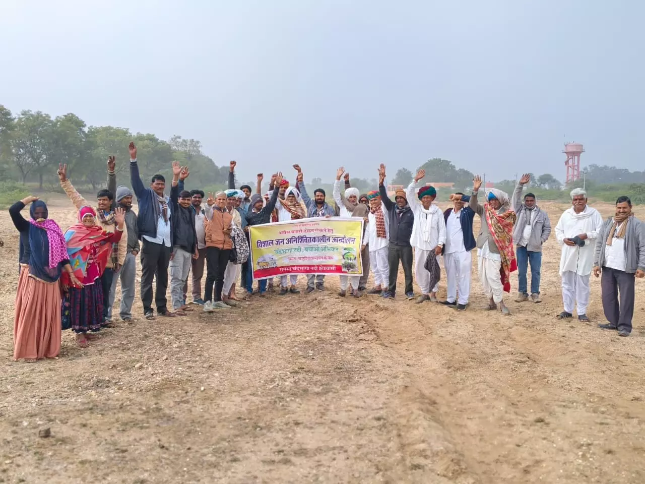 छठे दिन नदी के बीचो-बीच बैठकर नदी बचाओ आंदोलन जारी छठे दिन नदी के बीचो-बीच बैठकर नदी बचाओ आंदोलन जारी