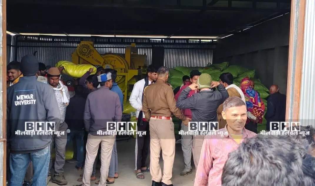 पुलिस की मौजूदगी में हुआ यूरिया खाद का वितरण पुलिस की मौजूदगी में हुआ यूरिया खाद का वितरण