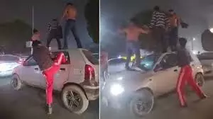 नोएडा में बीच सड़क हुड़दंग, चलती कार की छत पर युवकों का डांस, 67 हजार का चालान नोएडा में बीच सड़क हुड़दंग, चलती कार की छत पर युवकों का डांस, 67 हजार का चालान