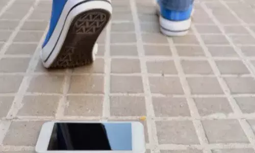 मोबाइल गुम या चोरी होने पर सतर्कता जरूरी, तीन त्वरित कदम बचा सकते हैं आर्थिक नुकसान मोबाइल गुम या चोरी होने पर सतर्कता जरूरी, तीन त्वरित कदम बचा सकते हैं आर्थिक नुकसान