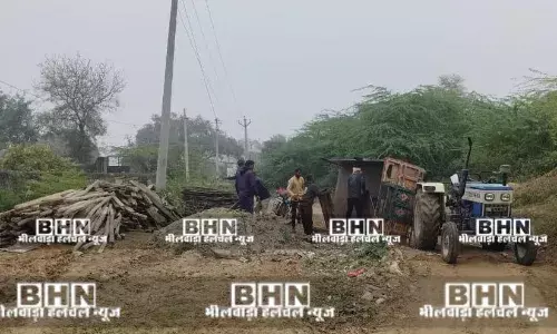 मांडल थाना क्षेत्र में बारिश के बाद बड़ा हादसा टला, ट्रैक्टर-ट्रॉली पलटी, सड़क पर बिखरी लकड़ी की बलियां