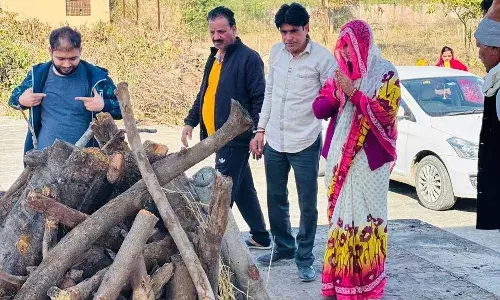 बेटी ने निभाया बेटे का धर्म पिता को दी मुखाग्नि