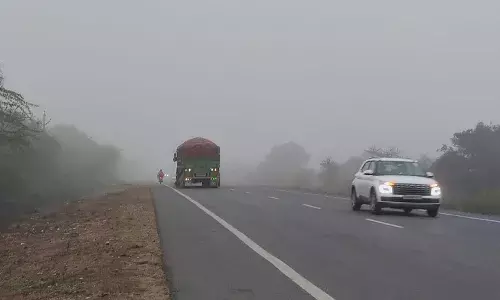 कोहरे से जनजीवन प्रभावित, सर्दी ने छुड़ाई धूजणी