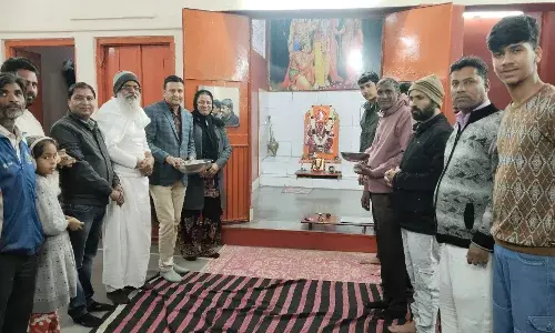 हनुमान मंदिर में लगा बालाजी को पकौड़ी और आलू बड़ों का भोग, भक्तों में बंटा प्रसाद