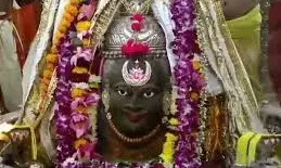 भांग के शृंगार और मस्तक पर चंद्रमा-कमल से सजे बाबा महाकाल, भक्तों ने किए दर्शन