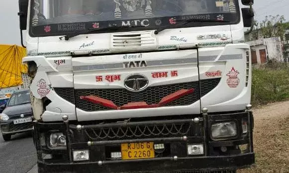 सड़क हादसे में बाइक सवार भाई की मौत मां बहन भीलवाड़ा रैफर