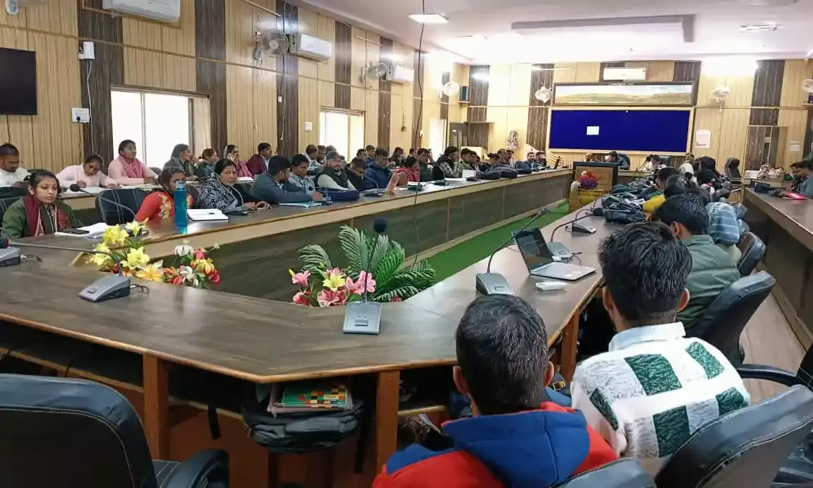 राजीविका कर्मियों की जिला स्तरीय समीक्षा बैठक संपन्न