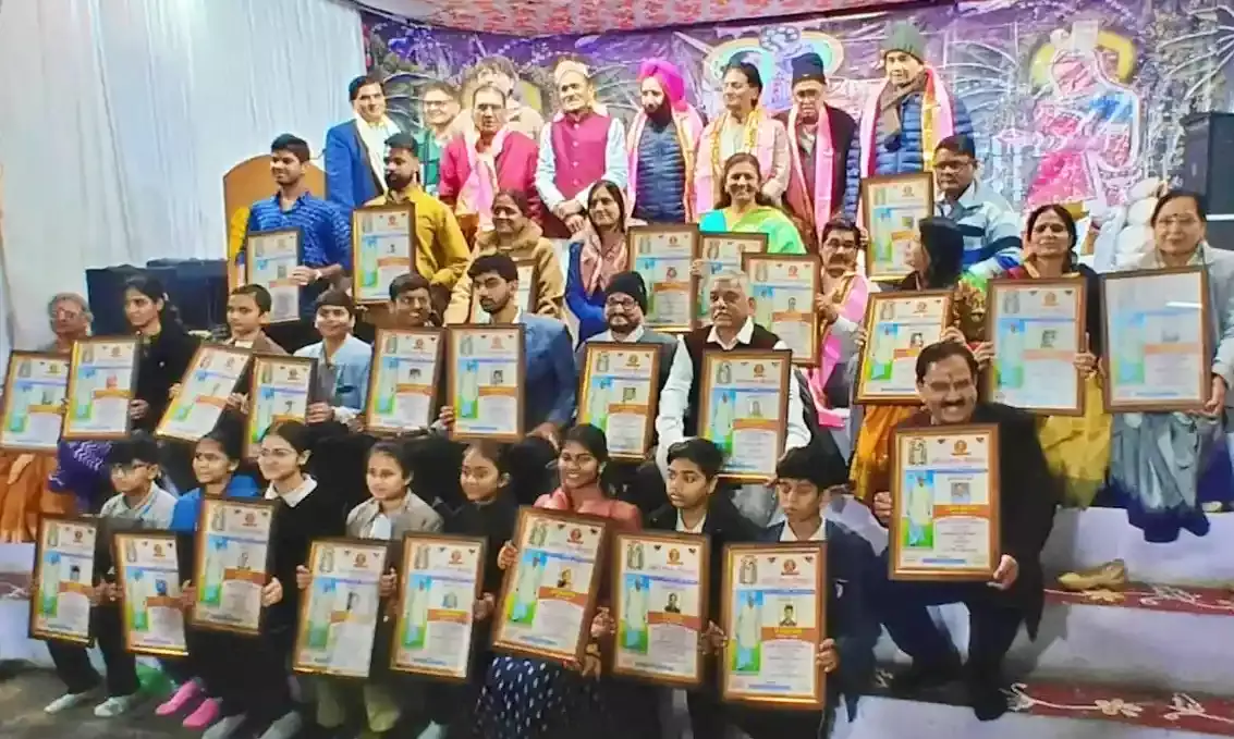 कविता-कहानी प्रतियोगिता के विजेताओं का किया सम्मान