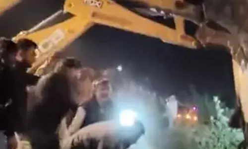 स्लीपर बस पलटी, बुजुर्ग दंपती सहित तीन की मौत, 12 से ज्यादा घायल