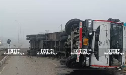 कोहरे के कहर से पलटा ट्रक, सड़क पर लगा लंबा जाम