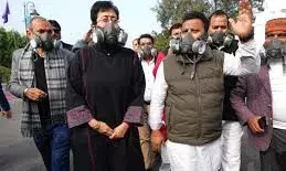 सदन में AAP विधायक मास्क पहनकर पहुंचे, प्रदूषण को लेकर हंगामा