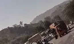 उदयपुर में नेशनल हाईवे-8 पर कंटेनर और ट्रक की भिड़ंत, ड्राइवर घायल उदयपुर में नेशनल हाईवे-8 पर कंटेनर और ट्रक की भिड़ंत, ड्राइवर घायल