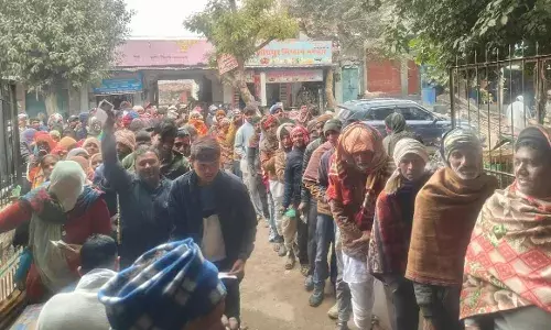 यूरिया खाद के लिए लगी किसानों की लंबी कतारें