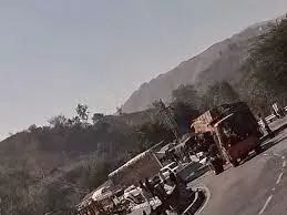 उदयपुर में नेशनल हाईवे-8 पर कंटेनर और ट्रक की भिड़ंत, ड्राइवर घायल उदयपुर में नेशनल हाईवे-8 पर कंटेनर और ट्रक की भिड़ंत, ड्राइवर घायल