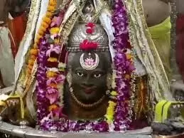 भांग के शृंगार और मस्तक पर चंद्रमा-कमल से सजे बाबा महाकाल, भक्तों ने किए दर्शन भांग के शृंगार और मस्तक पर चंद्रमा-कमल से सजे बाबा महाकाल, भक्तों ने किए दर्शन