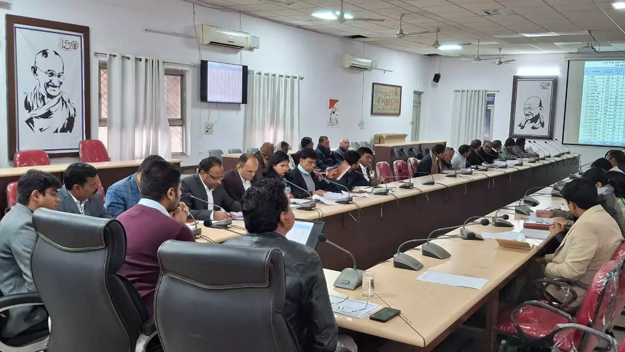 लंबित राजस्व प्रकरणों का यथाशीघ्र निस्तारण करें अधिकारी - जिला कलक्टर लंबित राजस्व प्रकरणों का यथाशीघ्र निस्तारण करें अधिकारी - जिला कलक्टर