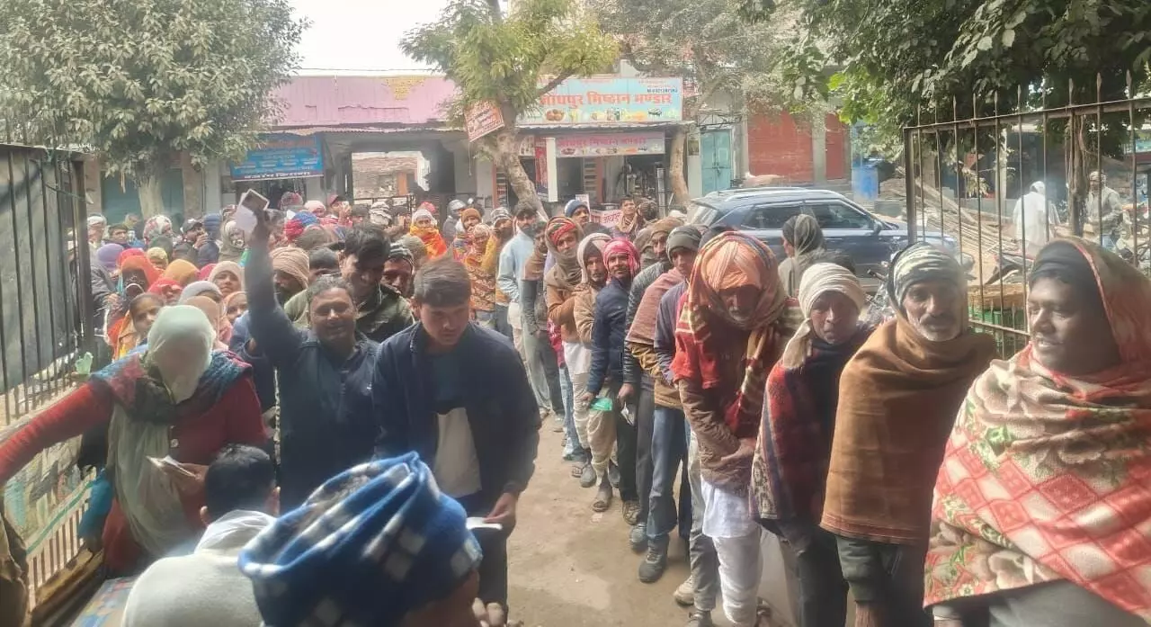 यूरिया खाद के लिए लगी किसानों की लंबी कतारें यूरिया खाद के लिए लगी किसानों की लंबी कतारें