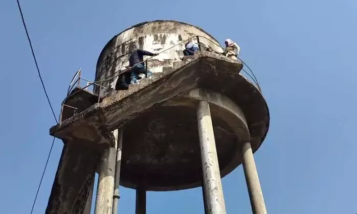 परिवार के साथ पानी की टंकी पर चढ़ा युवक, पुलिस मौके पर