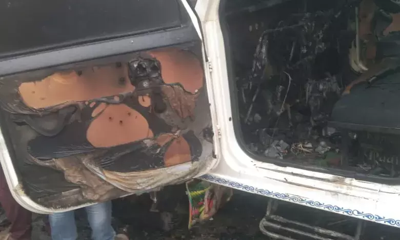 घर के बाहर खड़ी पिकअप में लगी आग घर के बाहर खड़ी पिकअप में लगी आग