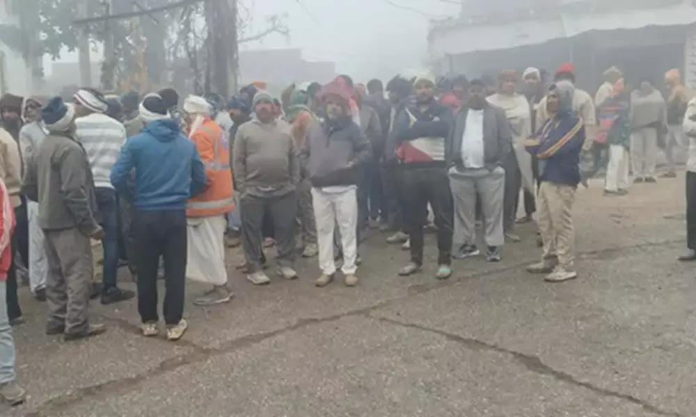 तेज रफ्तार ट्रक ने महिला को कुचला, मौत से आक्रोशित ग्रामीणों ने लगाया जाम