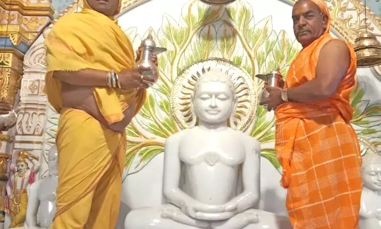 नेमिनाथ जिनालय में मूलनायक भगवान पर किया महामस्तकाभिषेक व शांतिधारा