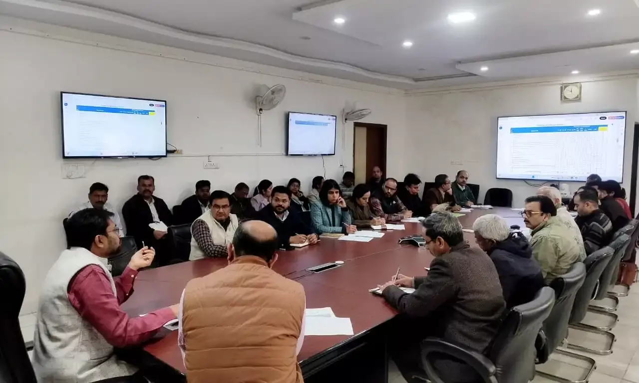 साप्ताहिक समीक्षा बैठक में लंबित प्रकरणों के शीघ्र निस्तारण और योजनाओं की प्रगति पर चर्चा