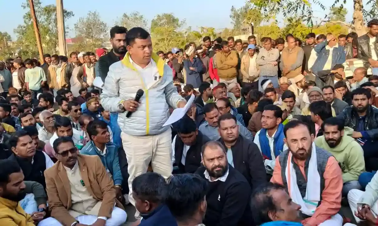 प्रतापगढ़ में पुलिस पर गंभीर आरोपों को लेकर जनआक्रोश, हजारों की भीड़ ने एसपी कार्यालय का किया घेराव