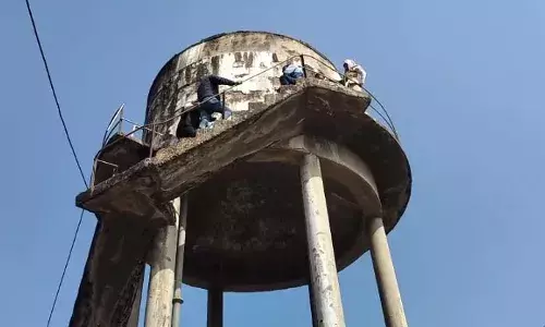 परिवार के साथ पानी की टंकी पर चढ़ा युवक, पुलिस मौके पर