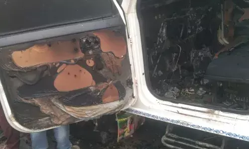 घर के बाहर खड़ी पिकअप में लगी आग