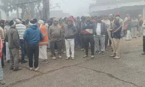 तेज रफ्तार ट्रक ने महिला को कुचला, मौत से आक्रोशित ग्रामीणों ने लगाया जाम