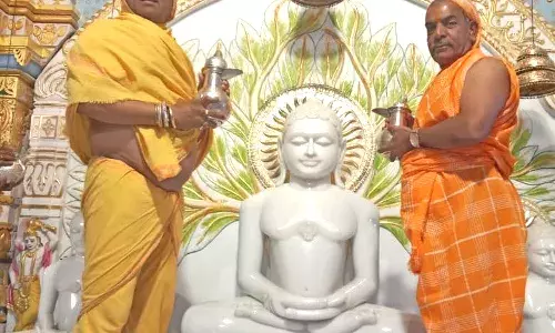 नेमिनाथ जिनालय में मूलनायक भगवान पर किया महामस्तकाभिषेक व शांतिधारा