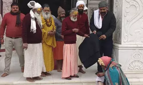 श्री पंचमुखी दरबार सेवा समिति ने गरीबों को ठंड से बचाने के लिए गर्म वस्त्र वितरित किए