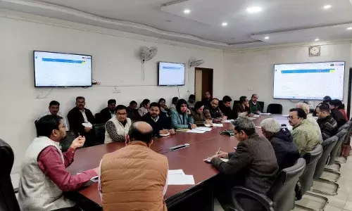 साप्ताहिक समीक्षा बैठक में लंबित प्रकरणों के शीघ्र निस्तारण और योजनाओं की प्रगति पर चर्चा