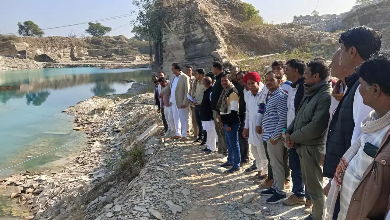 खदानों के जल से सिंचाई योजना को लेकर विधायक कृपलानी का स्थलीय निरीक्षण खदानों के जल से सिंचाई योजना को लेकर विधायक कृपलानी का स्थलीय निरीक्षण