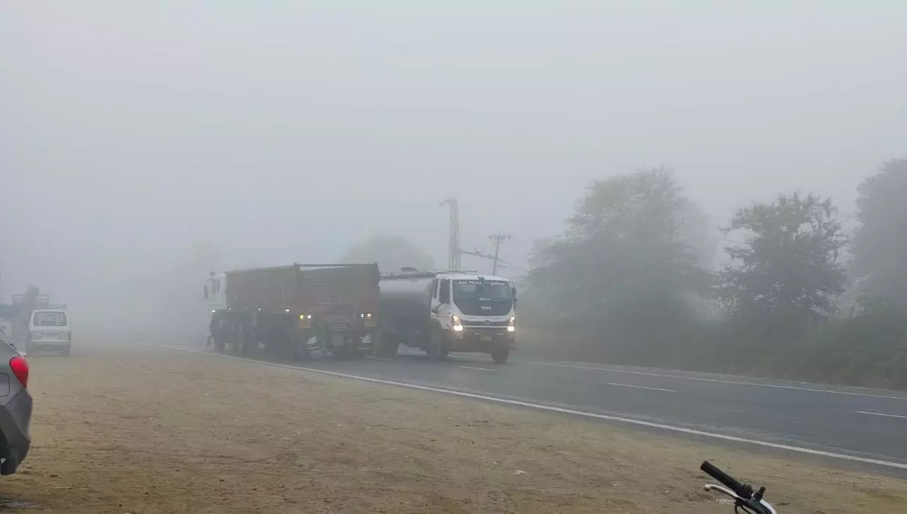 तीसरे दिन भी छाया घना कोहरा, ग्रामीण क्षेत्रों में जनजीवन प्रभावित तीसरे दिन भी छाया घना कोहरा, ग्रामीण क्षेत्रों में जनजीवन प्रभावित