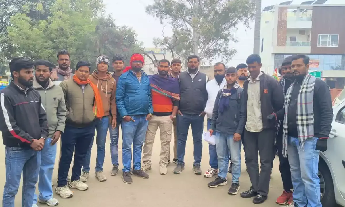 नाले में गिरकर हो रही गौवंश की मौतों को लेकर गौ सेवकों का विरोध, यूआईटी सचिव को सौंपा ज्ञापन