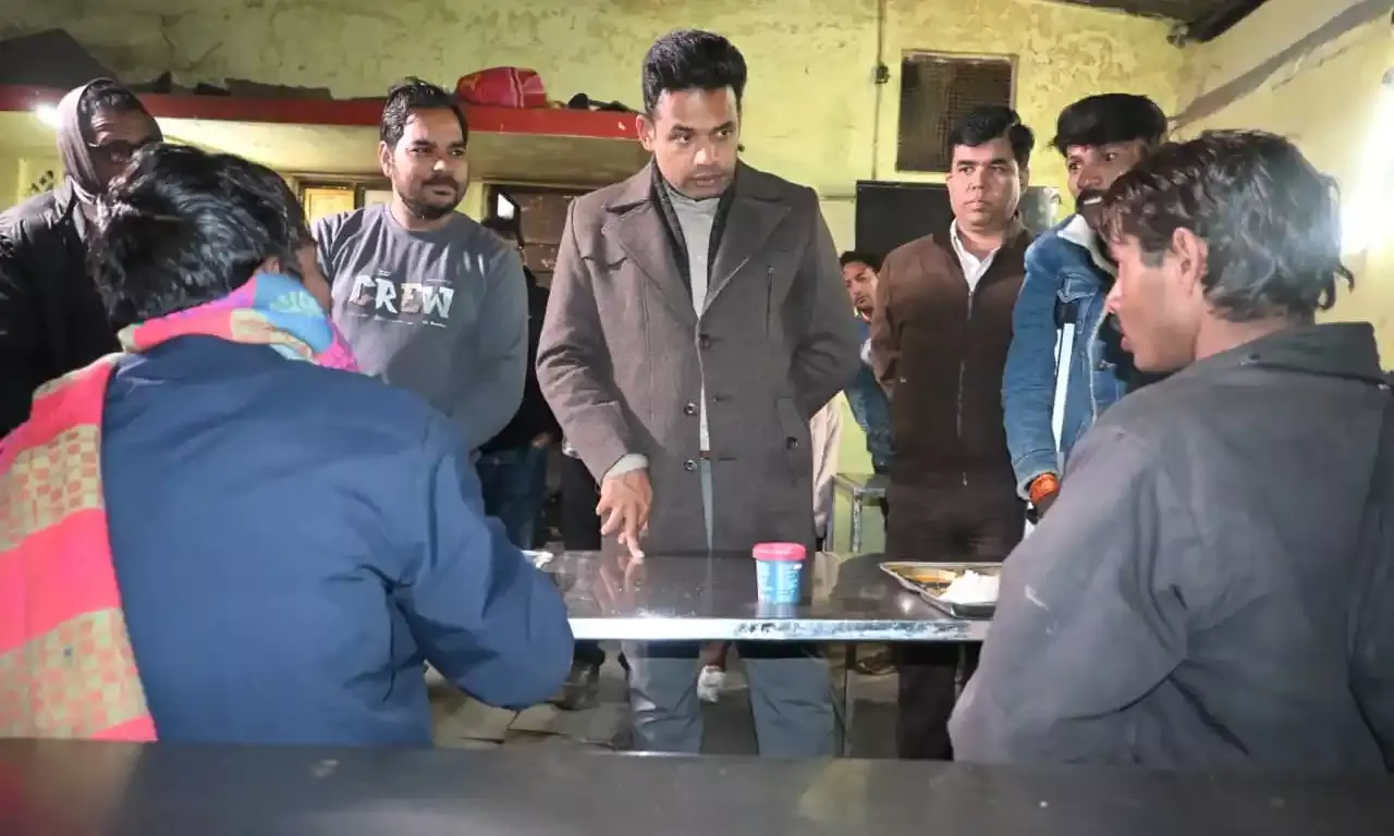 जिला कलक्टर ने किया रैन बसेरे एवं अन्नपूर्णा रसोई का निरीक्षण