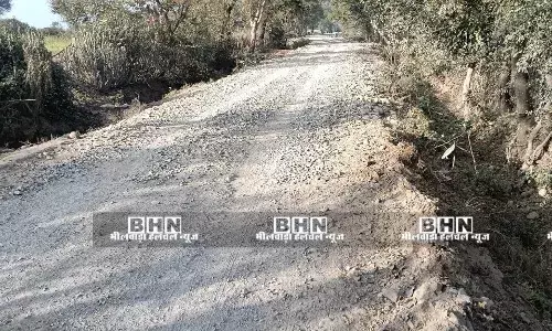 डीएमएफटी स्वीकृति के बाद भी बदहाल सड़क, नेवरिया–जवासिया खेड़ा मार्ग से जनता परेशान