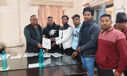 पूर्बिया नगर में टूटा रेम्प बना परेशानी का कारण, एनएसयूआई ने सौंपा ज्ञापन