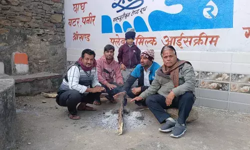 कड़ाके की सर्दी और घने कोहरे ने जकड़ा इलाका, धूप भी रही बेअसर, युवा भी अलाव जला कर बैठे रहे