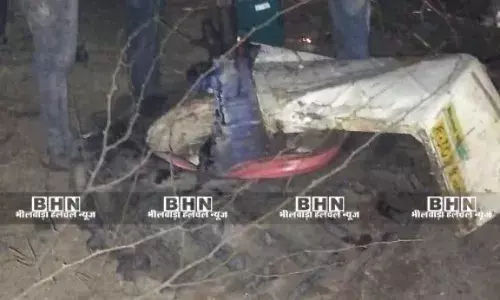 इनोवा कार और ट्रैक्टर में भीषण टक्कर, ट्रैक्टर के दो टुकड़े