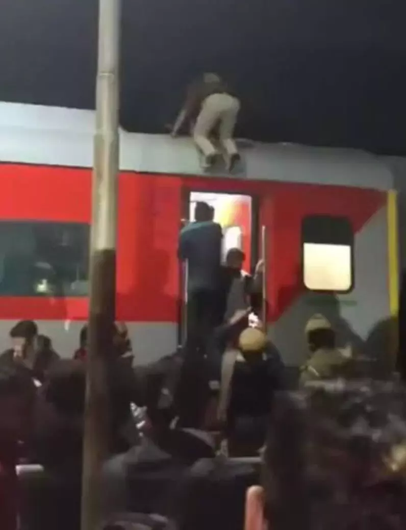 टला बड़ा हादसा ,जोधपुर-साबरमती एक्सप्रेस ट्रेन को युवक की हरकत के कारण रोका गया टला बड़ा हादसा ,जोधपुर-साबरमती एक्सप्रेस ट्रेन को युवक की हरकत के कारण रोका गया