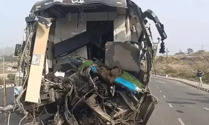 उदयपुर में भीषण सड़क हादसा: कोच बस–ट्रक की भिड़ंत, 2 की मौत, 13 घायल