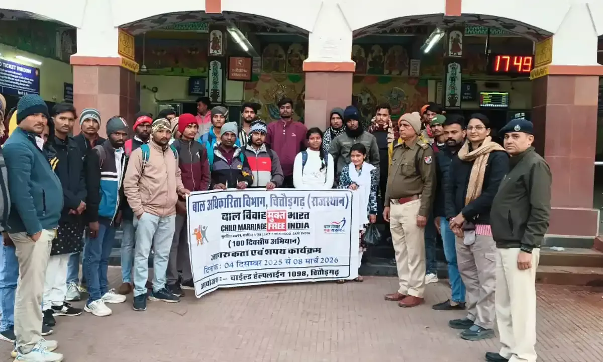 रेलवे स्टेशन पर यात्रियों को बाल विवाह के विरुद्ध किया जागरूक, दिलाई शपथ