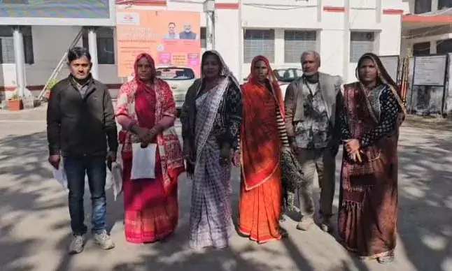 अंबेडकर छात्रावास में रसोइया और चौकीदार को नहीं मिल रहा वेतन, जिला कलेक्टर को सौंपा ज्ञापन