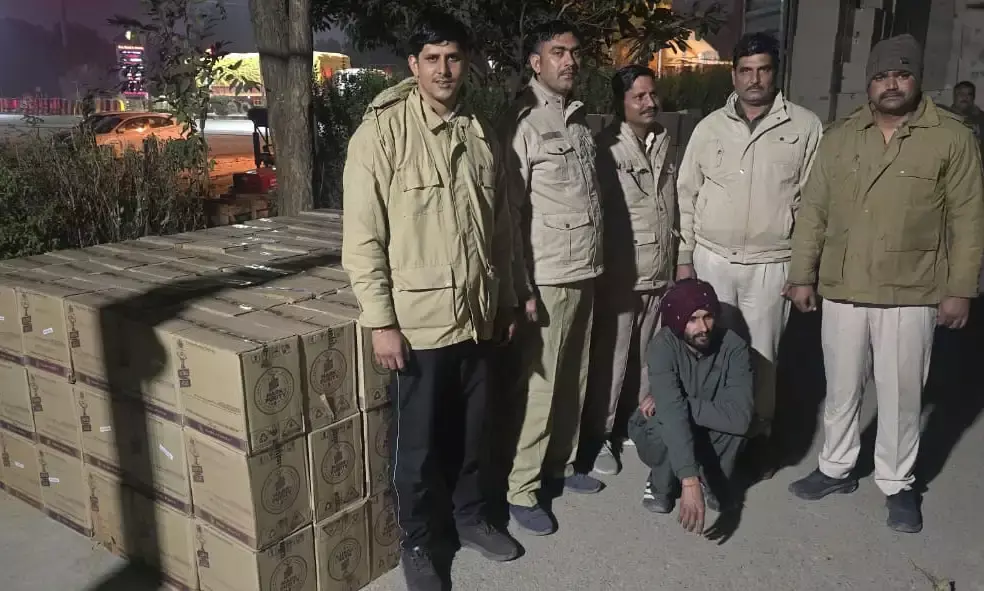 ट्रक से 160 कार्टून हरियाणा निर्मित अवैध शराब जब्त ट्रक से 160 कार्टून हरियाणा निर्मित अवैध शराब जब्त