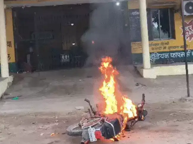 खेमली में खाद वितरण को लेकर हंगामा, बुजुर्ग महिला बेहोश, युवक ने बाइक में लगाई आग