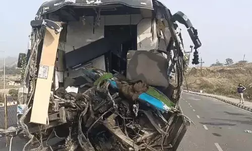 उदयपुर में भीषण सड़क हादसा: कोच बस–ट्रक की भिड़ंत, 2 की मौत, 13 घायल उदयपुर में भीषण सड़क हादसा: कोच बस–ट्रक की भिड़ंत, 2 की मौत, 13 घायल