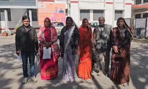 अंबेडकर छात्रावास में रसोइया और चौकीदार को नहीं मिल रहा वेतन, जिला कलेक्टर को सौंपा ज्ञापन