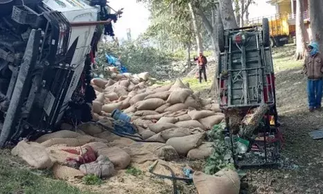 अनियंत्रित ट्रक ने ई-रिक्शा को मारी टक्कर, एक ही गांव के 13 घायल, पांच की हालत गंभीर